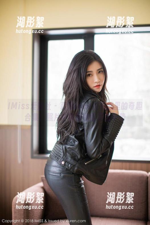 IMiss爱蜜社-莉娜lena IMiss爱蜜社 - 莉娜lena在礼服里的奇趣合集:照片中妆容和怪异的手势