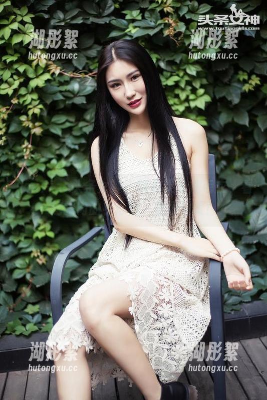 TouTiao头条女神 - 娜依灵儿加毛衣，看这露肉的小心思，资源超赞！