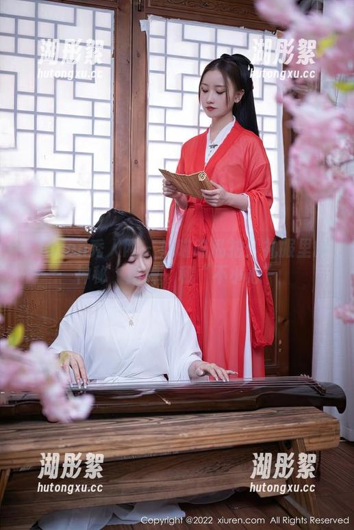 Xiuren秀人网-奶喵喵 Xiuren秀人网 - 奶喵喵私拍:礼服里的神秘“招牌”和“不小心”