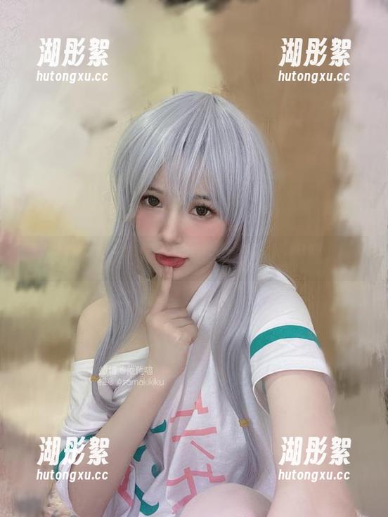 原图中的倦倦喵，巫女款的睡眼朦胧