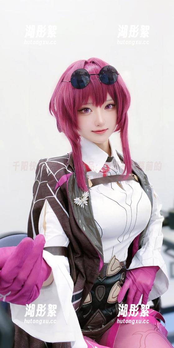 千阳快起床 千阳快起床的cos作品:爱丽在屏幕前的‘特效’有点出乎意料哦