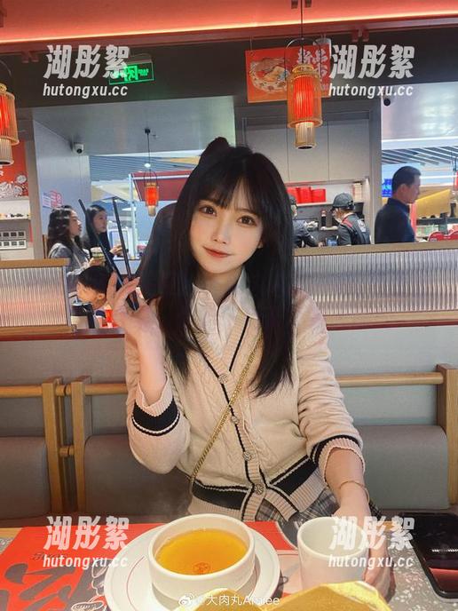 纸飞机的软星空：大肉丸Amiee的芭芭拉写真合集，你的午后茶不会无聊的