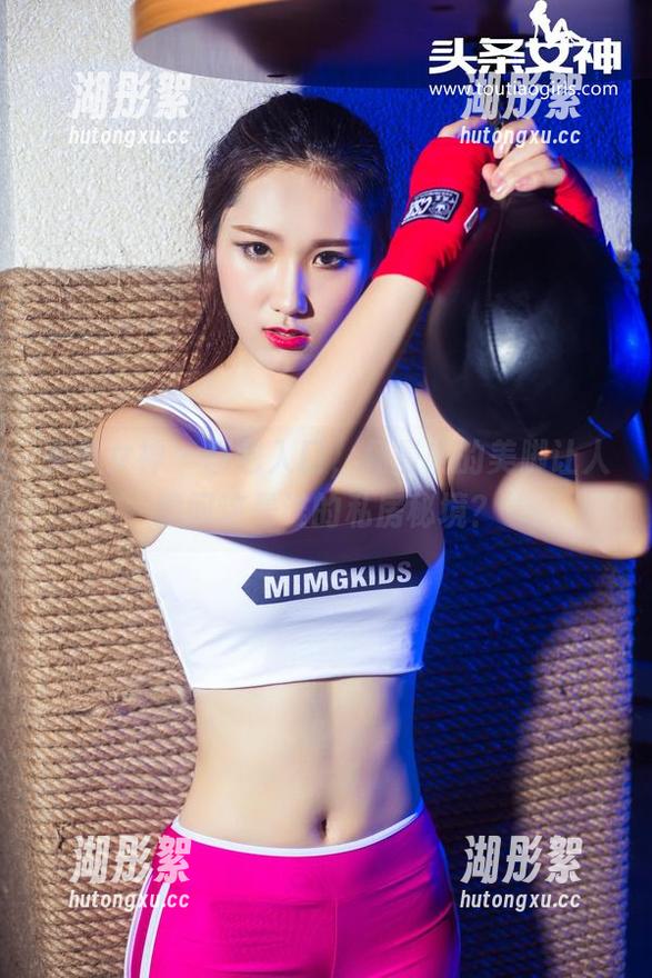 头条女神-杨曼妮 头条女神 - 图包入口,杨曼妮的美脚让人想问这是谁的私房秘境?