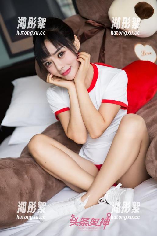 头条女神 - 蔡老师的丝袜：在线原图，一场优雅的腿部旅行。