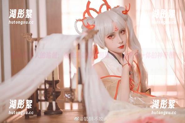 奶狮不咬人的瑜伽：看她把柔韧性和猫咪气质融为一体的神奇图片