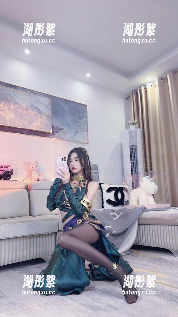 美图里的浓浓校园气息：小小奶瓶儿的双马尾制服师生剧情合集，既熟悉又陌生。