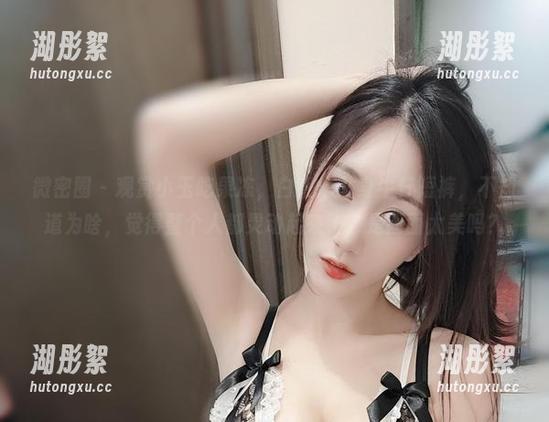 微密圈 - 观赏小玉吃果冻，白背心贴身牛仔短裤，不知道为啥，觉得整个人都灵动起来了，是画面太美吗？