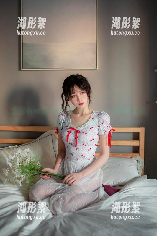念雪ww的海边神明少女，cos图册里海浪都在偷瞄她！