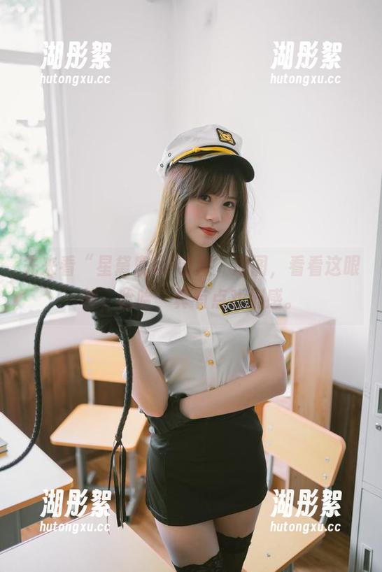 先来看“星黛鹿鹿i学姐”原图，看看这眼神，哈哈，真有点戏剧感。