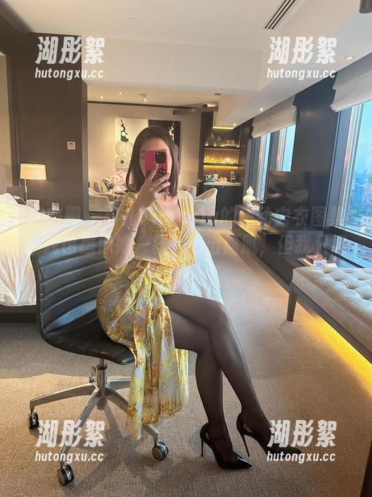 微密圈 - 果儿Victoria的运动内衣图集：我也想像她一样，练出腹肌，但我只练嘴…