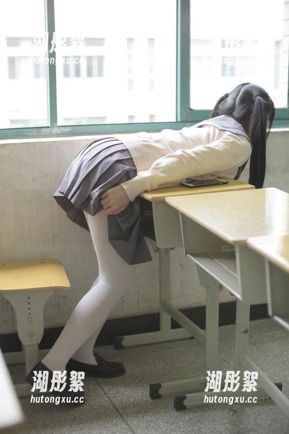游歌与蓝白条的神仙组合——森萝财团内部传来的无圣光美图，让我忍俊不禁。