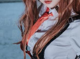 白莉爱吃巧克力的旅拍原图,偶尔透出一丝不羁,照片里呢,藏着点小情绪!