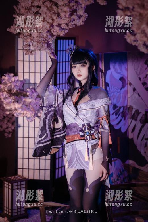 精品未收钱！白莉爱吃巧克力的蕾姆兔女郎，脑海中却突然回忆起小时候的玩具兔...唉，岁月不饶人。