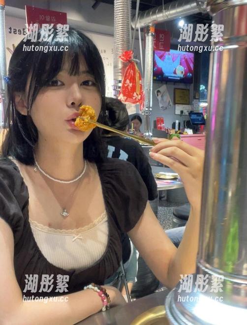 眼酱大魔王w的高清黑丝：从居家到楼梯，完美原图随便看