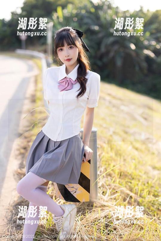 秀人网-Emily尹菲 秀人网 - Emily尹菲的白衬衫:这是一整套可以穿出门的懒散搭配,不过要记得别撒咖啡啊!