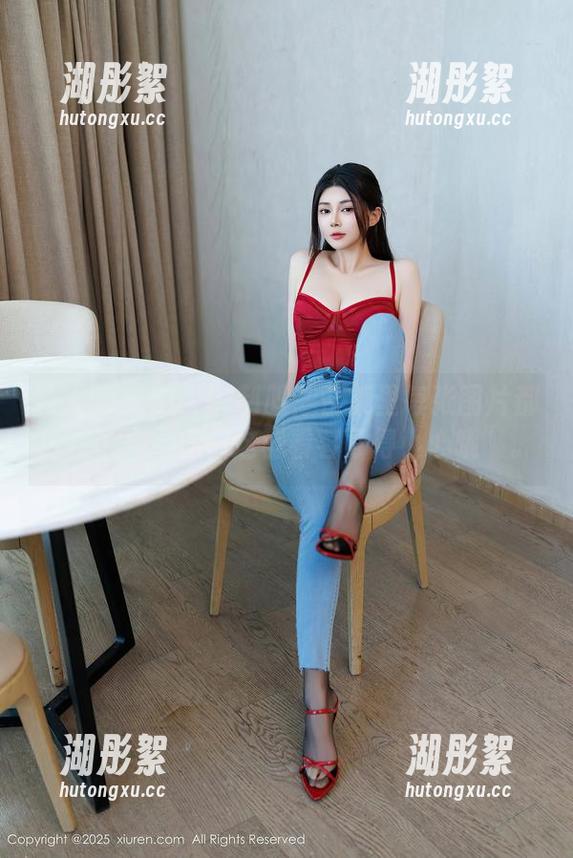 秀人网 - Sukki制服：合集里每张图片都像在说，“你们这群看客可得小心哦”。