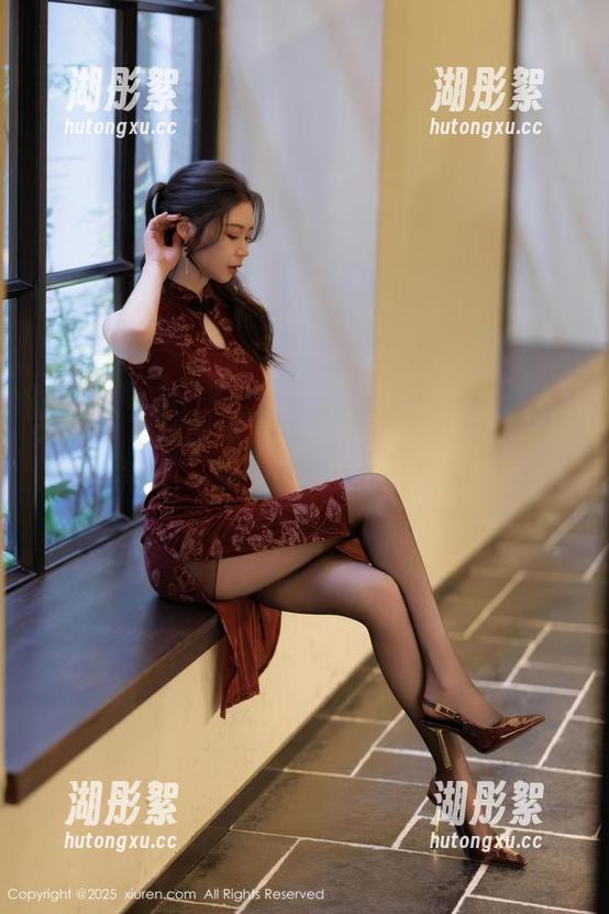 秀人网-周美美alicia 秀人网 - 在图库里,周美美alicia的空姐造型亮眼,高清细节让我无法移开视线