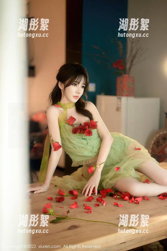 秀人网 - 王心怡的在线女仆，不同角度的作品像极了咖啡里的旋涡，让我好想再喝一杯。