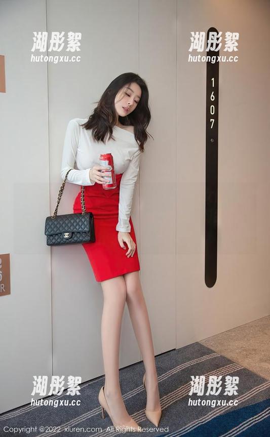 秀人网 - 艾栗栗栗栗栗栗吖的兔女郎图册，一半搞怪一半诱惑，她这是在对我发出什么信号吗？