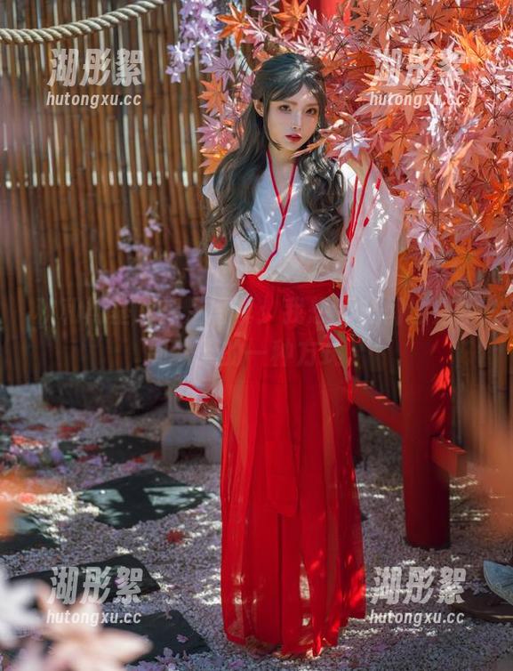秋和柯基的裸足写真：我想，它们也是找到秋天的一种方式。
