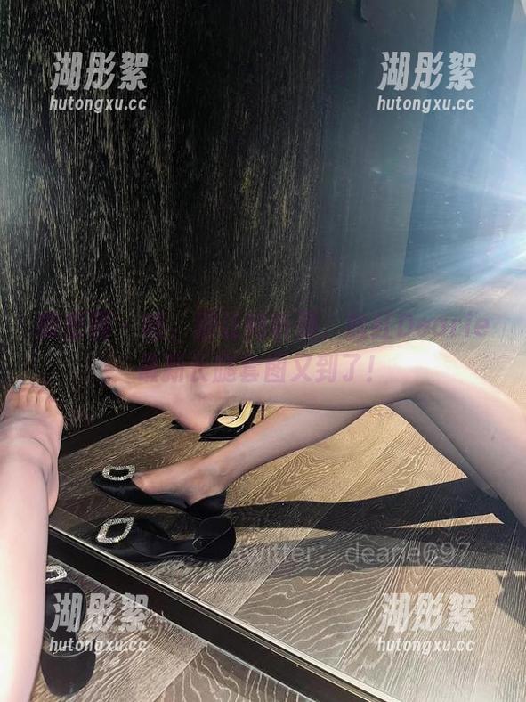 微密圈 - 嘘，别让她听到，脸红Dearie最新长腿套图又到了！