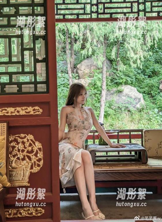 芊芊酱w 效仿校服,失败的日子不再,芊芊酱w的cos图片一绝,怎么这么撩?