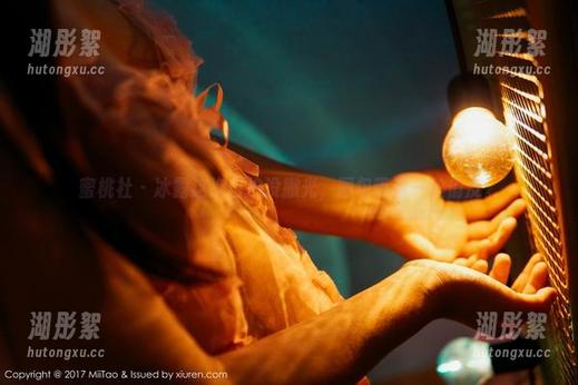 蜜桃社 - 冰露这次自拍没撒光，图包带着一丝俏皮。