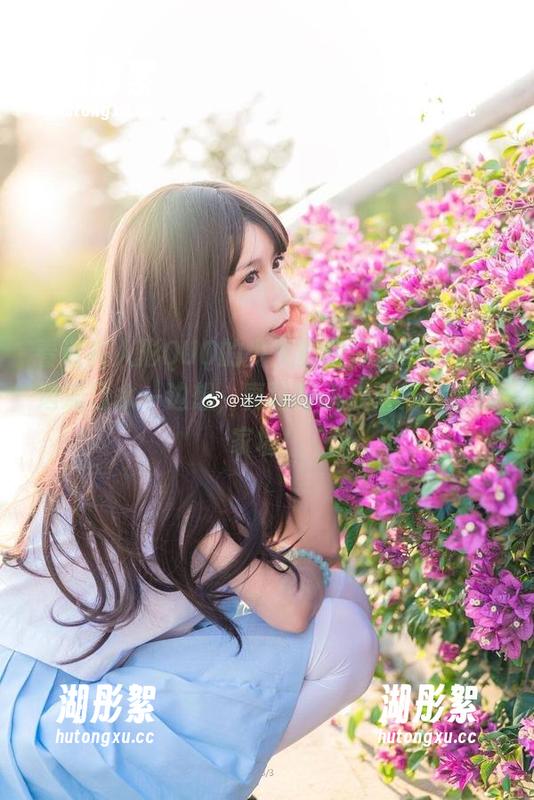 看迷失人形QUQ的少女前线写真时，我一边流口水一边想，真该打印成壁纸缝进我家墙！