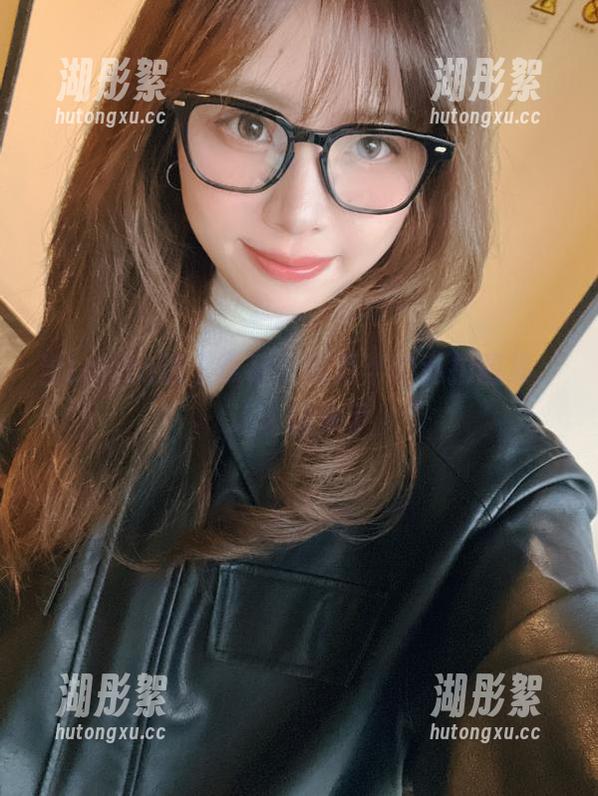 当Lolita遇上草莓：闪月半的私拍图集，让人想多了
