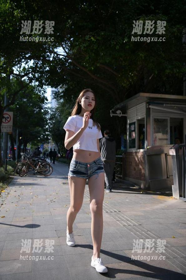 魔镜街拍 魔镜街拍送上的牛仔热裤女孩作品,别问我为什么停不下来,哈哈!